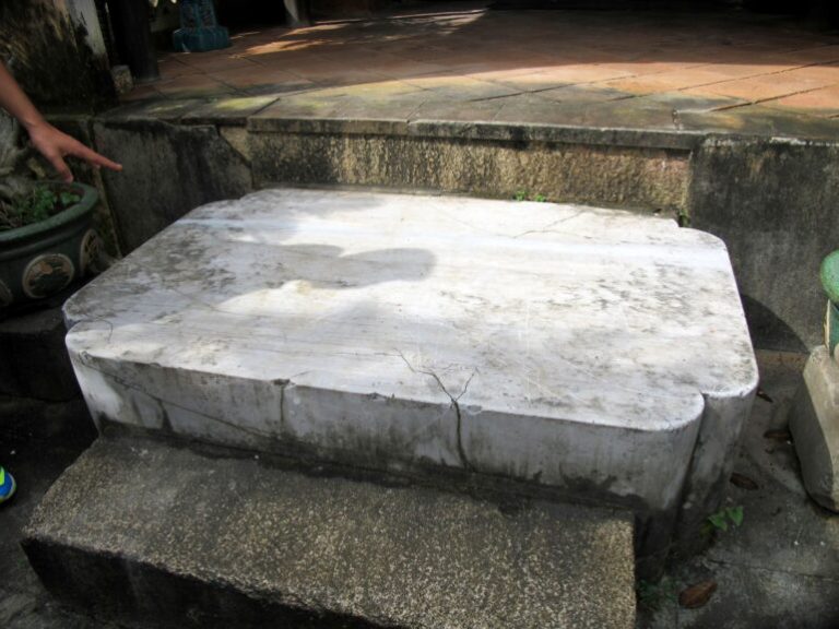 Hòn đá chém tại Chùa Thập Tháp Di Đà - Bình Định