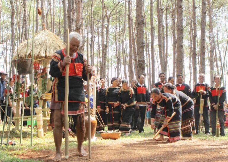 Lễ cúng đất làng của người Ba Na - Kon Tum