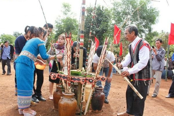 Lễ hội "Ngăh Yang pơ dei kăm hau" của người Jrai A ráp ở Sa Thầy - Kon Tum